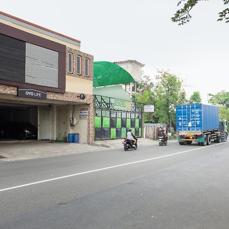 Oyo 1102 Griya Aisyah Syariah 1 Surabaya Ngoại thất bức ảnh