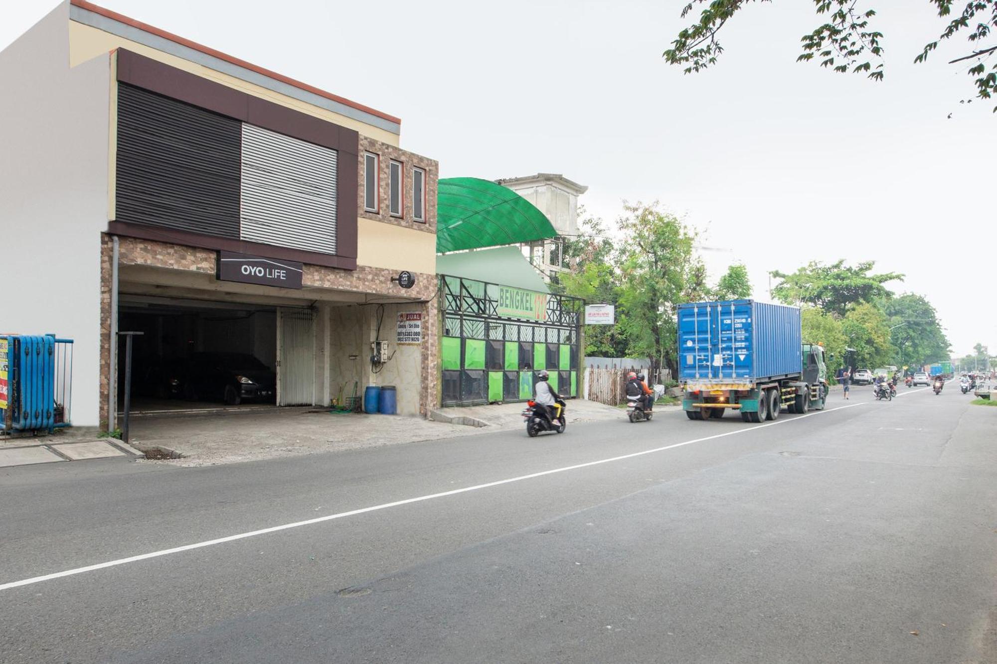Oyo 1102 Griya Aisyah Syariah 1 Surabaya Ngoại thất bức ảnh