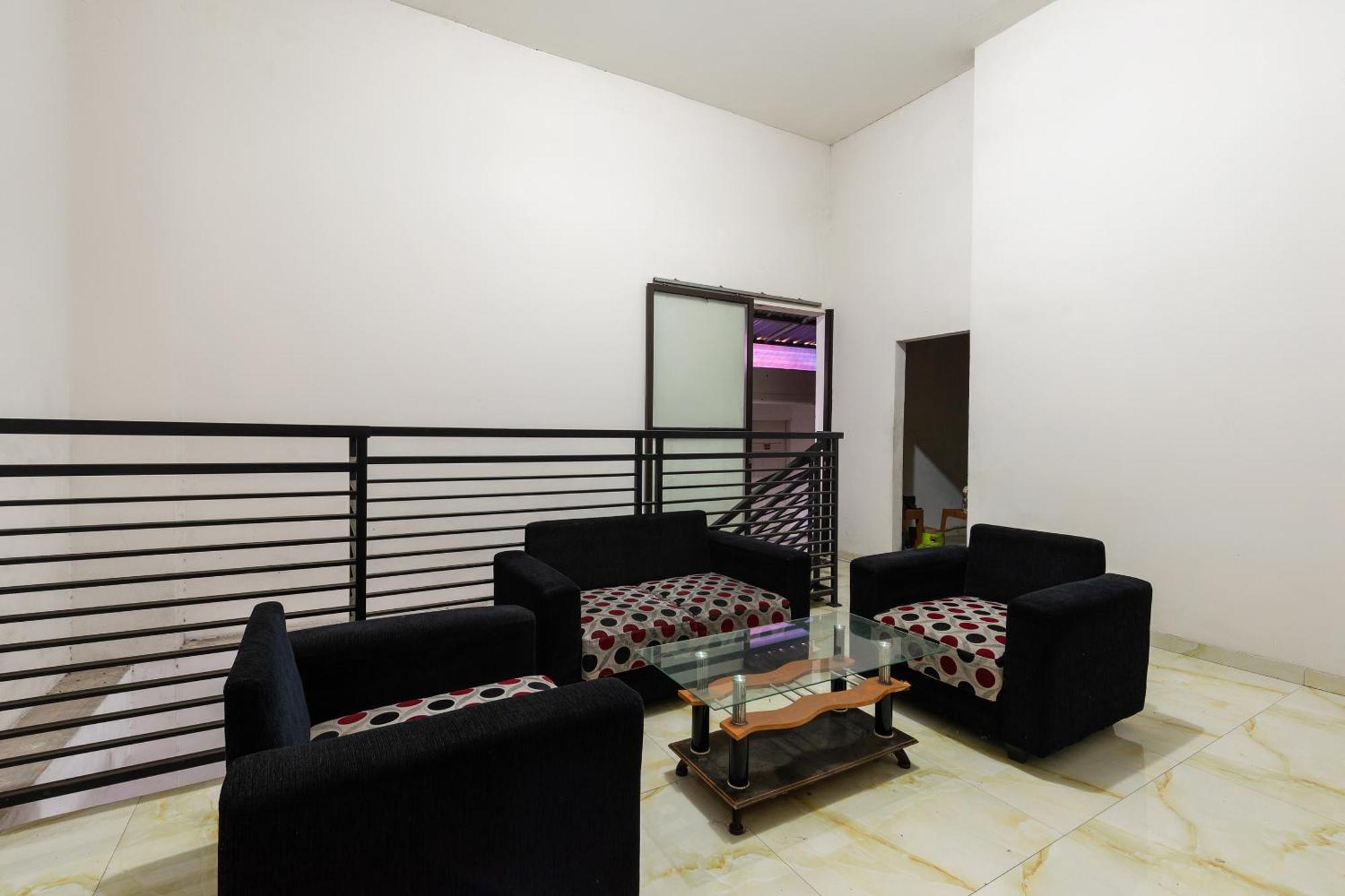 Oyo 1102 Griya Aisyah Syariah 1 Surabaya Ngoại thất bức ảnh