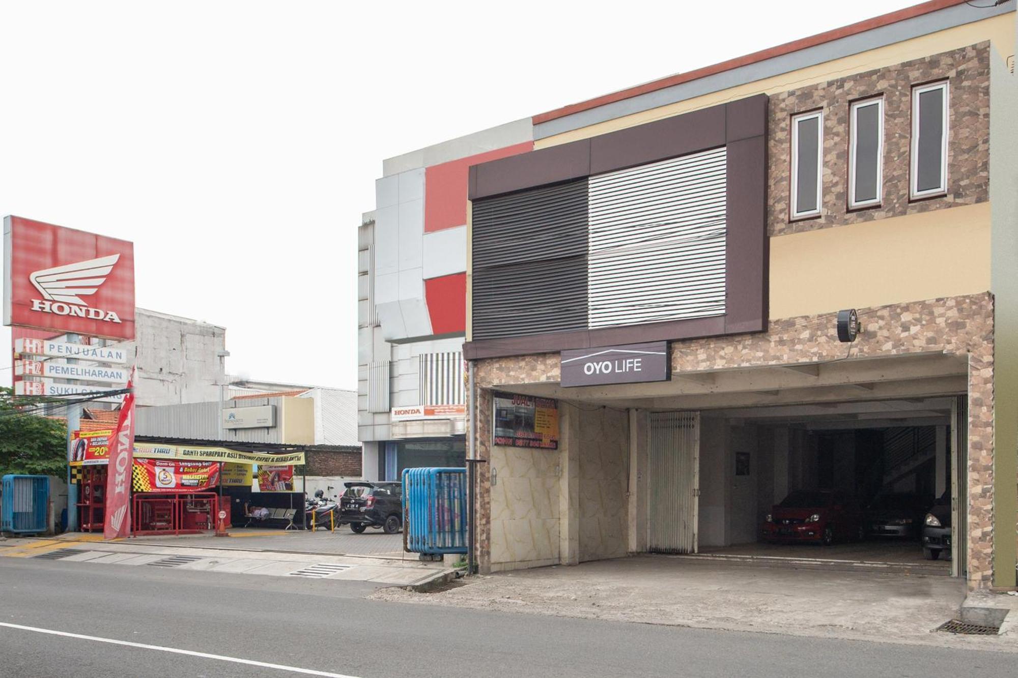 Oyo 1102 Griya Aisyah Syariah 1 Surabaya Ngoại thất bức ảnh
