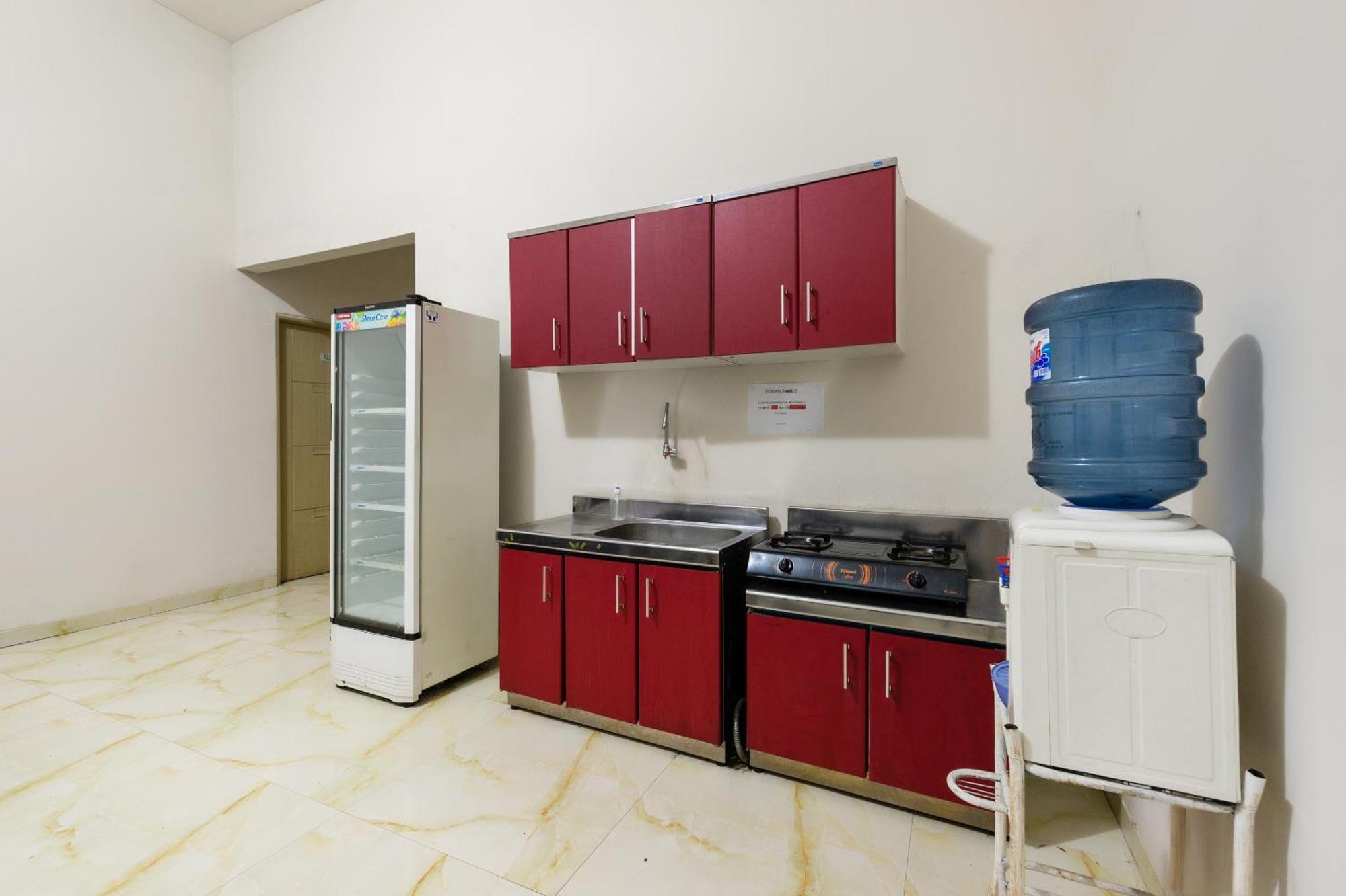 Oyo 1102 Griya Aisyah Syariah 1 Surabaya Ngoại thất bức ảnh
