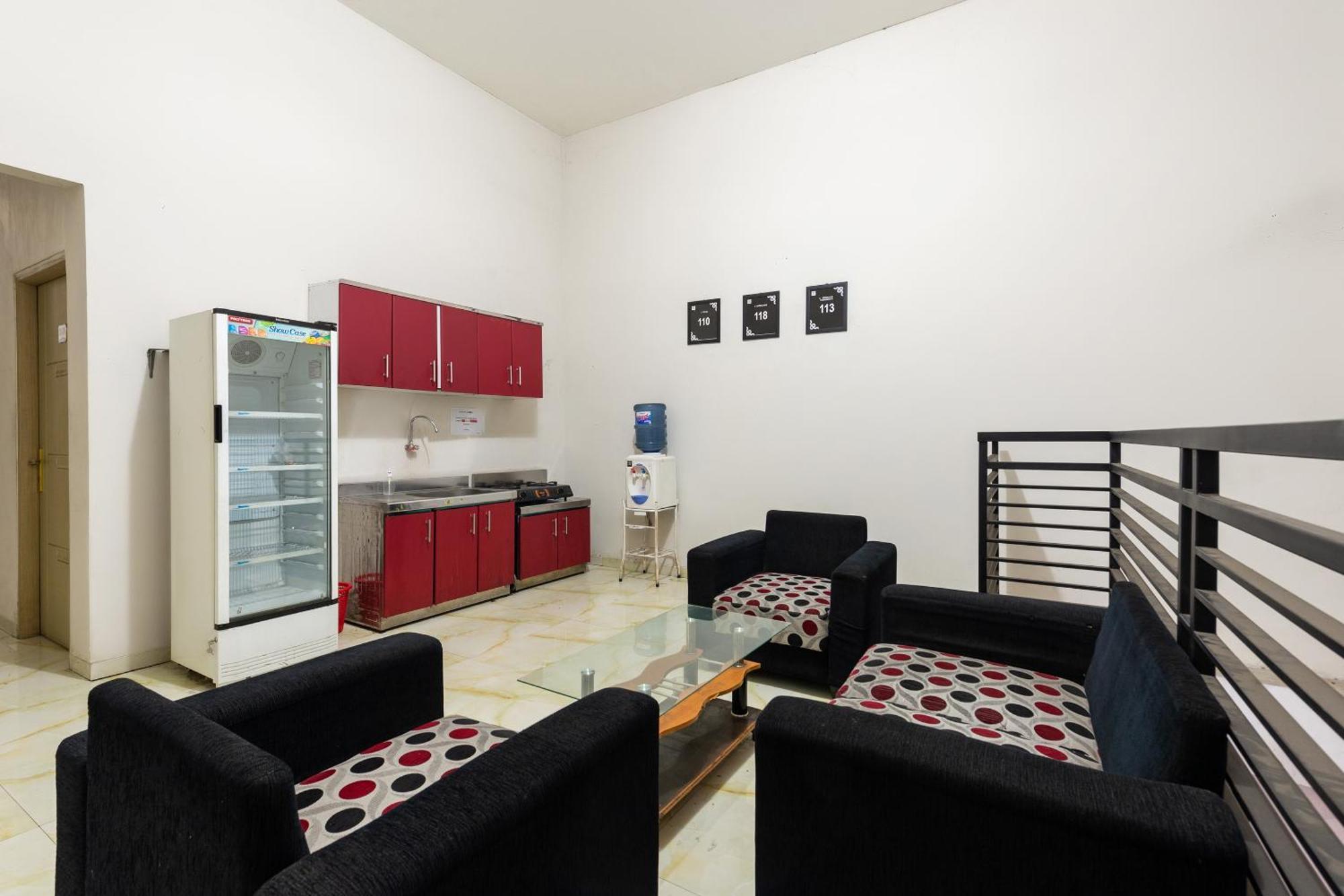 Oyo 1102 Griya Aisyah Syariah 1 Surabaya Ngoại thất bức ảnh
